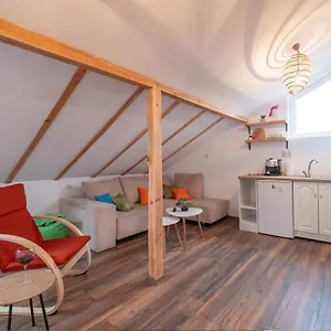 https://central-bohemian-house-garden-5-bedrooms-3-baths.sofiahotelsbg.com