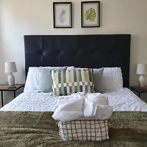 https://spacious-bright-flat-near-town-centre-parking.yorkshirehotels.net